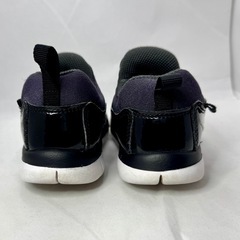 NIKE ダイナモフリー 14cm ブラック（8C）／自分で履けるスリッポンの画像