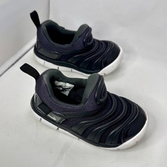 NIKE ダイナモフリー 14cm ブラック（8C）／自分で履けるスリッポンの画像