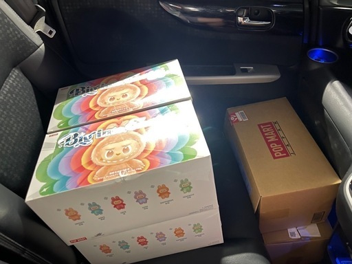Labubu（6個入り未開封ボックス）をお譲りします。1箱25,000円です。近隣であれば、直接お渡しすることも可能です。