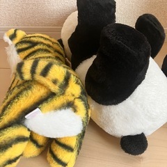トラとパンダぬいぐるみの画像