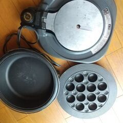 たこ焼き器とすき焼き鍋の画像