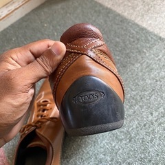 トッズのゴンミーノレザードライビングスニーカー（ブラウン）の画像