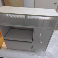折りたたみテーブルつき食器棚の画像