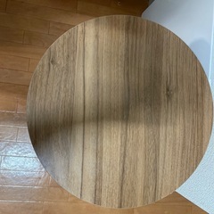 高さ調整ができる丸型テーブルの画像