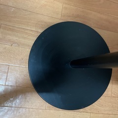 高さ調整ができる丸型テーブルの画像