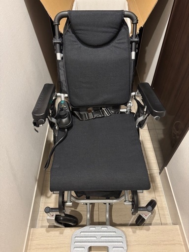 電動車いす 折り畳み 車椅子 背もたれは調節可能 取り外し可能なバッテリー付き 介護用品 車いす 走行距離15~20キロ