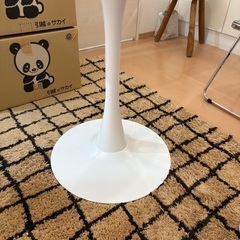 円形白テーブルの画像
