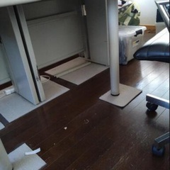 オフィスデスクの画像