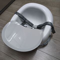 バンボ ベビーチェア　お食事チェア　ブースターシートとしても。テーブルも収納できて便利！清掃済み。ホワイト グレー系の画像