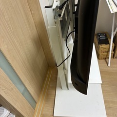 TCLのモニターと台の画像