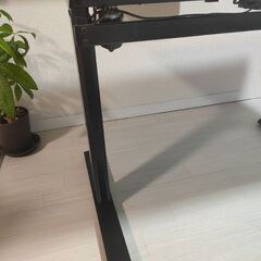 無料！黒い電動昇降デスクの画像