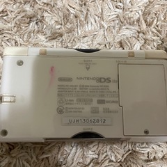 ホワイトのDS Lite本体、充電器の画像