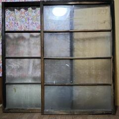 ミ★☆ 希少!! サッシ 腰窓(中) 引き戸 ★建具 ★ リノベーション 約136.5cm(高さ) × 87cm(幅)×２枚 アンティーク柄ガラス☆★彡の画像