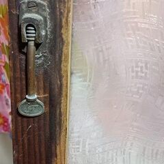 ミ★☆ 希少!! サッシ 腰窓(中) 引き戸 ★建具 ★ リノベーション 約136.5cm(高さ) × 87cm(幅)×２枚 アンティーク柄ガラス☆★彡の画像