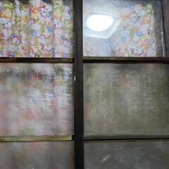 ミ★☆ 希少!! サッシ 腰窓(中) 引き戸 ★建具 ★ リノベーション 約136.5cm(高さ) × 87cm(幅)×２枚 アンティーク柄ガラス☆★彡の画像