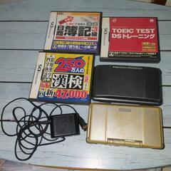 任天堂DS初代本体とソフト検定物3本と充電器とおまけにジャンクのDSの画像