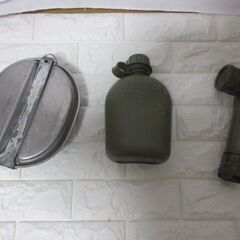 自衛隊か　アメリカ軍か知りませんけど　寝袋　水筒　鍋？　ライト　他各　１００円コーナーに置いときますの画像
