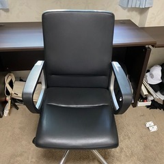オフィスデスク＋椅子の画像