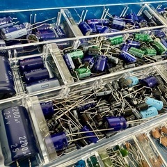 電子パーツ。抵抗器、コンデンサーいっぱい詰め合わせの画像