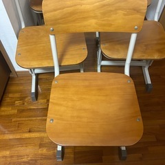 学校用の椅子5脚の画像