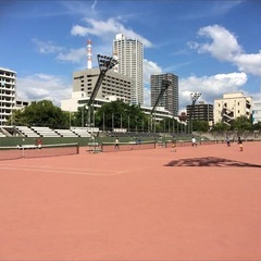 テニス上級レベルで一緒にプレーできる方を探しています。