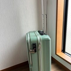ミント色のスーツケースの画像