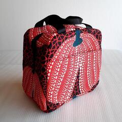 草間彌生のランチバッグ、ランチボックス、お弁当袋、保冷バッグの画像