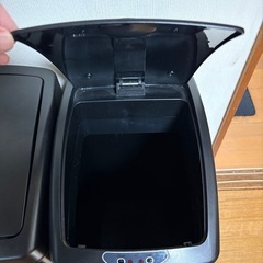 自動で蓋が開くゴミ箱の画像