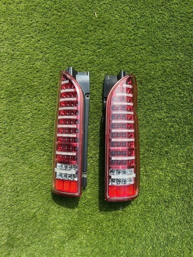 再掲載　再来週処分予定　値下げ可能！！200系ハイエース　ヴァレンティ　テールランプ