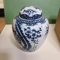 赤津焼　龍泉造　呉須白梅飾壺　茶壺
の画像