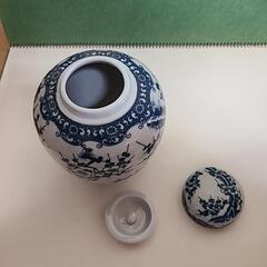 赤津焼　龍泉造　呉須白梅飾壺　茶壺
の画像