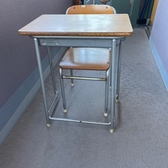 学校　椅子　
机 の画像