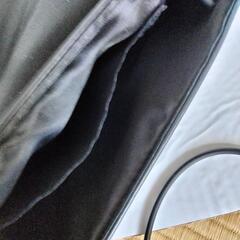 黒のシンプルなショルダーバッグの画像
