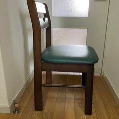 木製フレームの椅子の画像