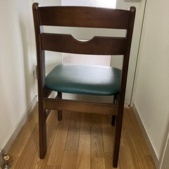 木製フレームの椅子の画像