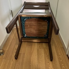 木製フレームの椅子の画像