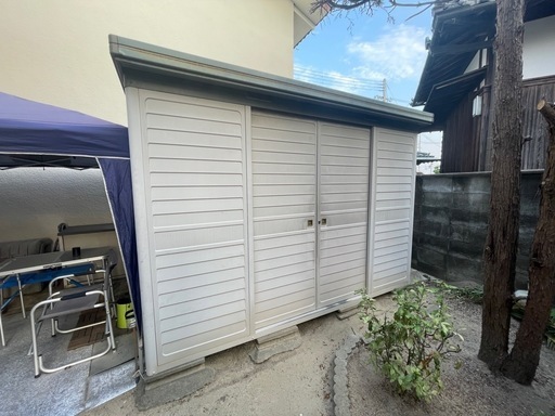 ヨド物置（幅約293cm×奥行約217cm×高さ約207cm）