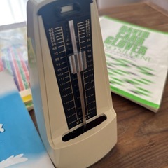 ピアノ教本10冊、メトロノーム、ノートの画像