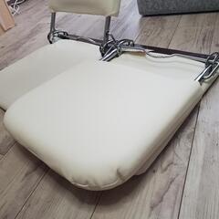 美品 レザー 折りたためる座椅子 2脚セットの画像