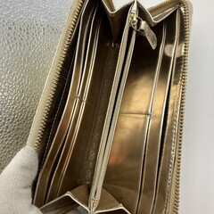 Anya Hindmarch アニヤ・ハインドマーチ 長財布 ラウンドファスナー リボンキルティング メタリックゴールド パテントの画像