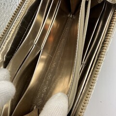 Anya Hindmarch アニヤ・ハインドマーチ 長財布 ラウンドファスナー リボンキルティング メタリックゴールド パテントの画像