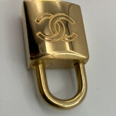 CHANEL シャネル カデナ 南京錠 チャーム ペンダントトップ ゴールド 高さ3.6cm 鍵なしの画像