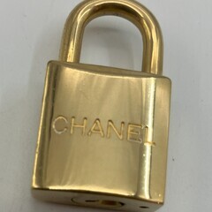 CHANEL シャネル カデナ 南京錠 チャーム ペンダントトップ ゴールド 高さ3.6cm 鍵なしの画像
