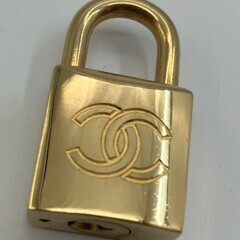 CHANEL シャネル カデナ 南京錠 チャーム ペンダントトップ ゴールド 高さ3.6cm 鍵なしの画像