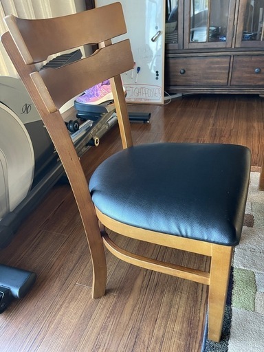 ダイニングテーブルと椅子4脚