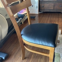 ダイニングテーブルと椅子4脚の画像