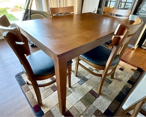 ダイニングテーブルと椅子4脚