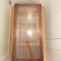 グラスのローテーブルの画像