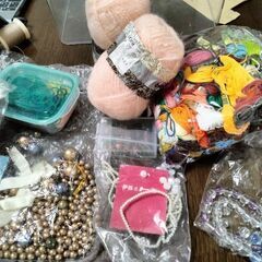 半端な刺繍糸や 食器の画像