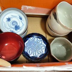 半端な刺繍糸や 食器の画像